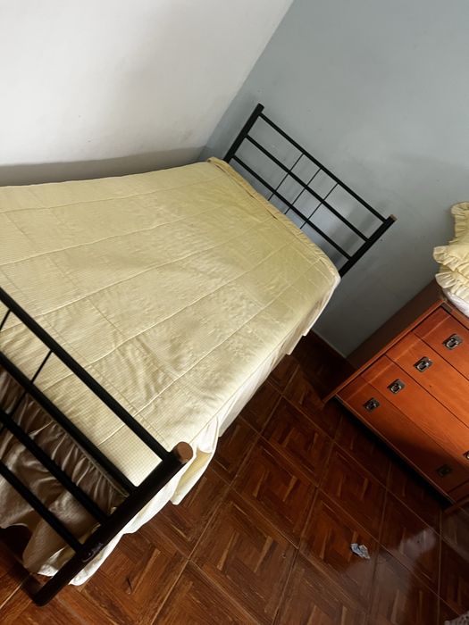 Vendo 2 cama de solteiro com colchao iguais