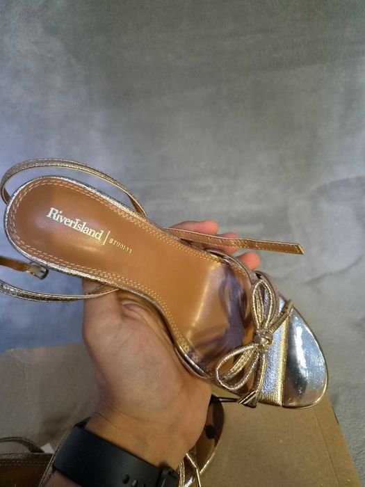 Nowe złote sandały River Island Studio z kokardkami, rozmiar 37.