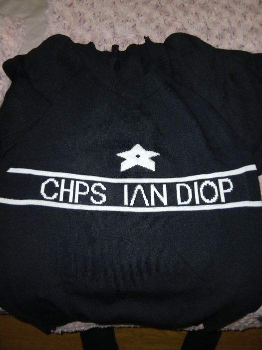 Camisola preta com folhos nas mangas