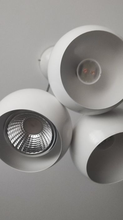 Dwie lampy każda ma trzy klosze z żarówkami Led