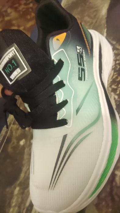 Продам новые кроссовки