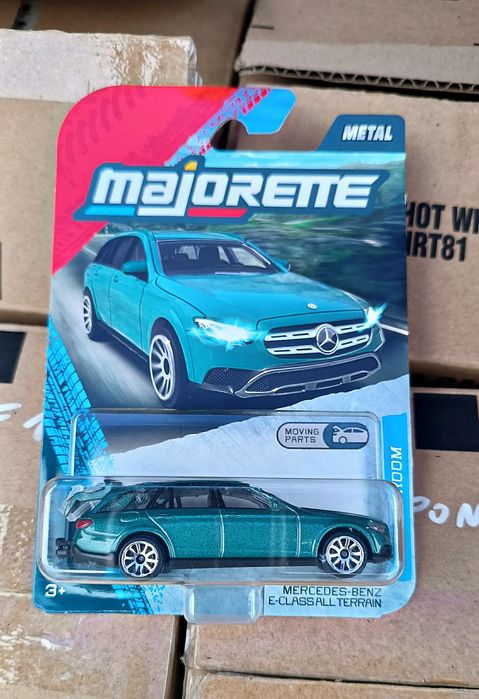 1+1 gratis Mercedes-Benz Hot Wheels Premium + Mercedes-Benz Majorette