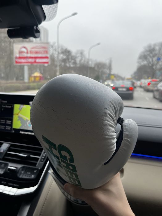 продам боксерский шлем Top king, перчатки green hill