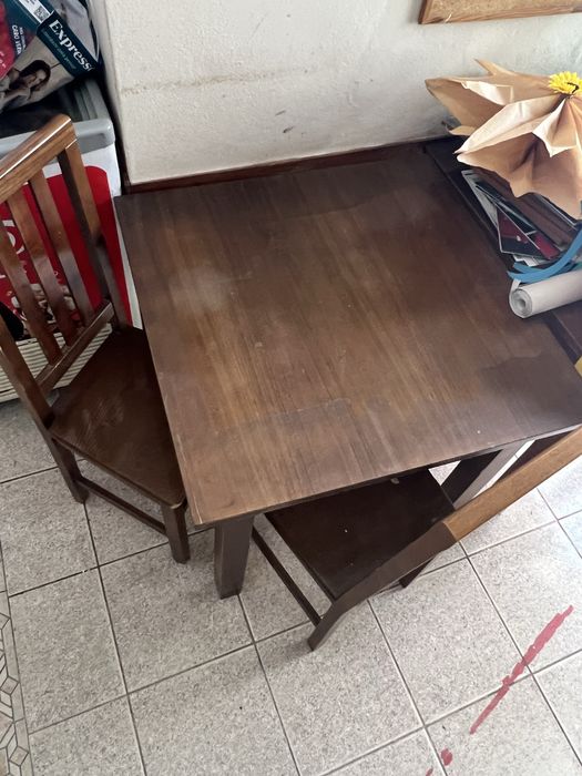 Mesas e cadeiras de madeira