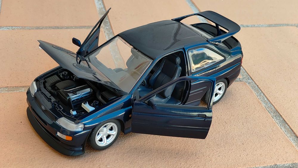 Ford Escort RS Cosworth UT Model 1/18