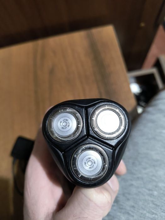 Продаю електробритву Philips