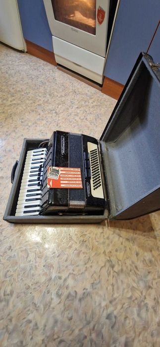 Класичний акордеон марки Weltmeister у гарному технічному стані.