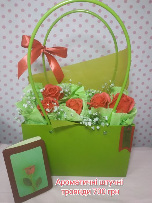 Букети зі штучних квітів та листівки