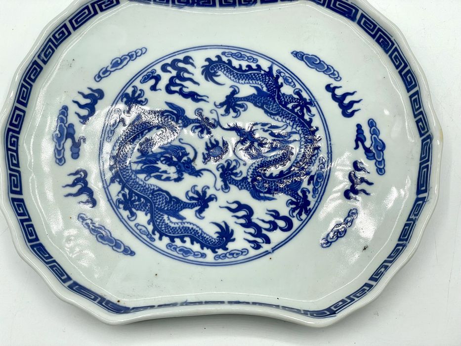 Prato chinês porcelana azul e branca dois dragões seculo 19