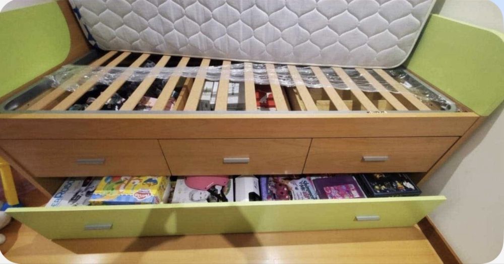 Vendo cama com colchão e cômoda