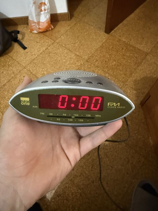 Rádio despertador New One CR160 FM, visor digital