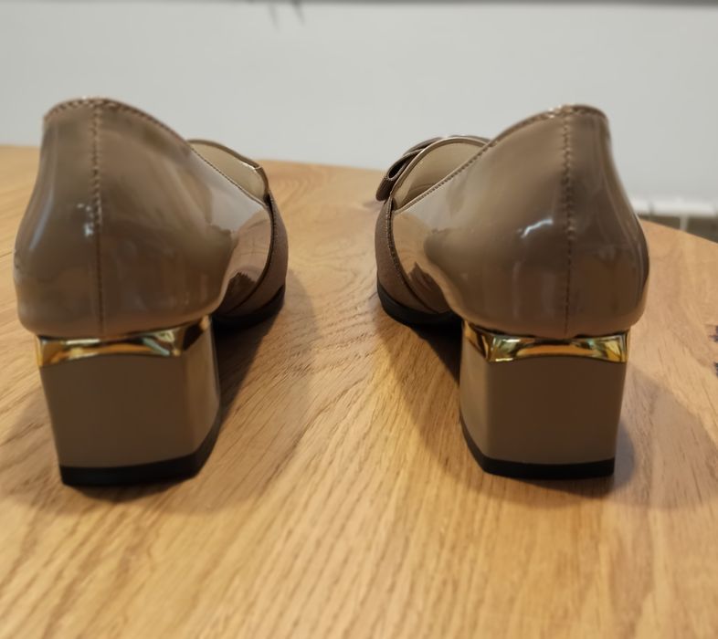 Damskie mokastny buty khaki beżowy lakierowane