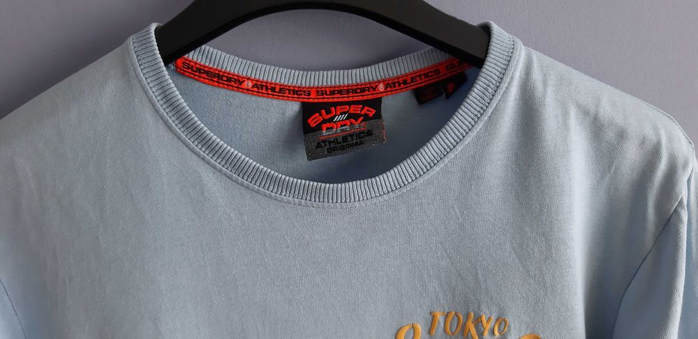 Jasnoniebieska koszulka z długim rękawem