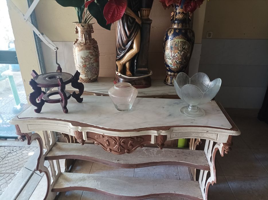 Conjuntos de vasos, estátuas, serviços de mesa etc...