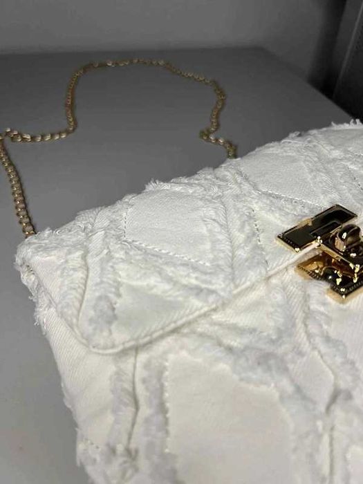 Torebka biała na łańcuszku elegancka boho