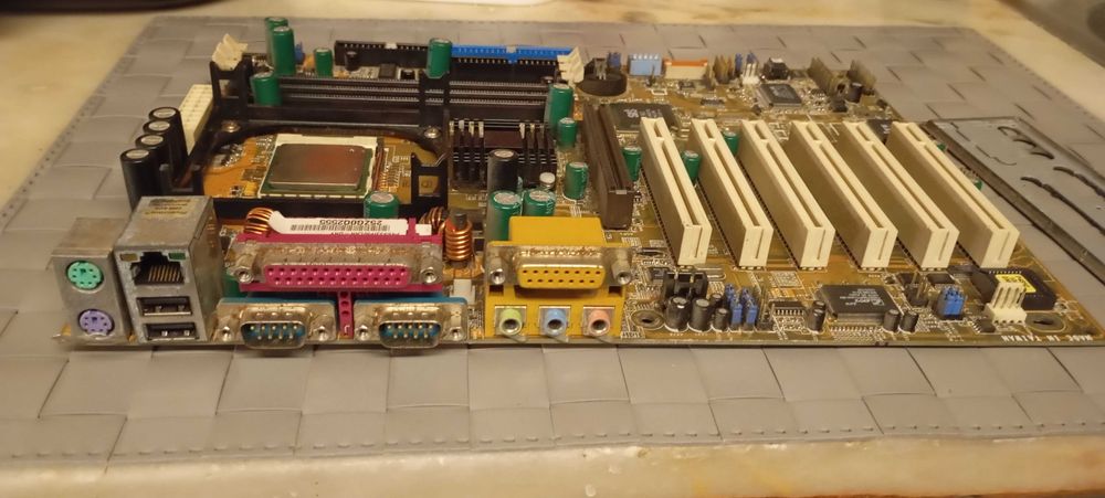 Lote 2 Motherboards (ASUS P4S533) e (Matsonic MS9317E+ (USB) Retro Socket 478 + Processadores Pentium 4 + RAM 256MB (Para Peças / Reparação)