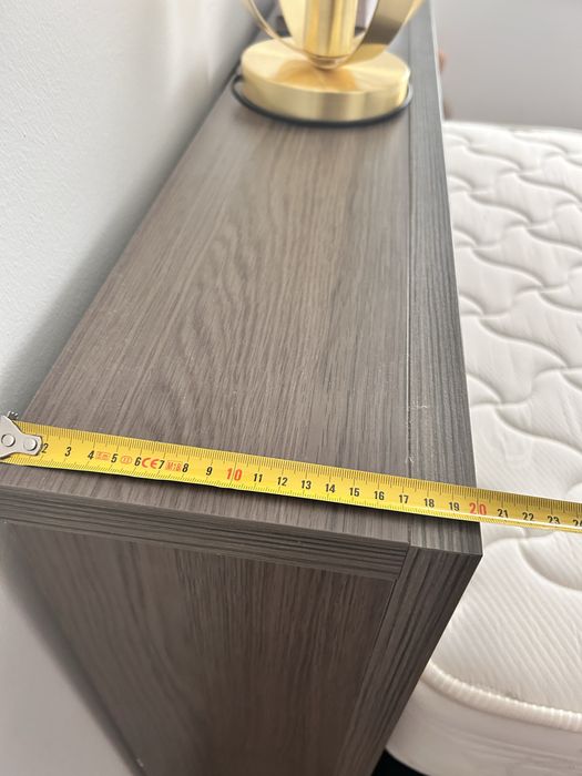 Cama com arrumacao, cabeceira incorporada em madeira e ferro.