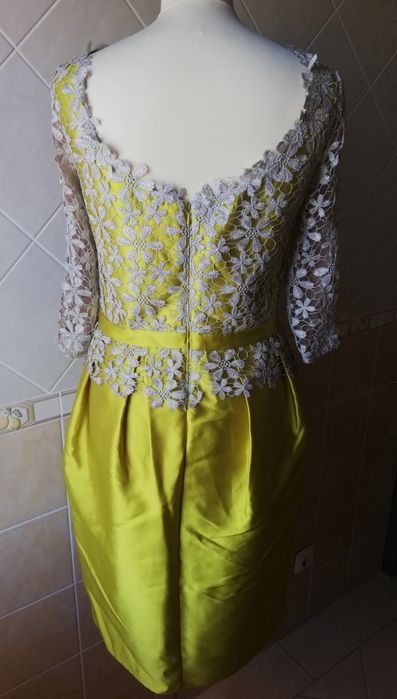 Vestido de cerimónia em amarelo mostarda