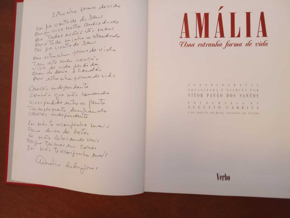 Livro sobre a vida de "Amália Rodrigues"