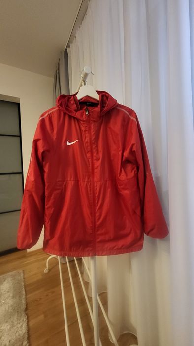 Kurtka wiatrówka Nike r. 158-170 czerwona