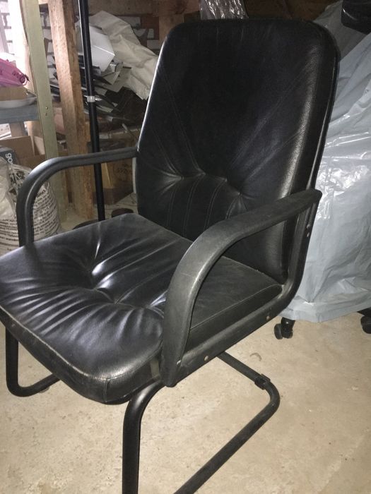 Распродажа офисных стульев .