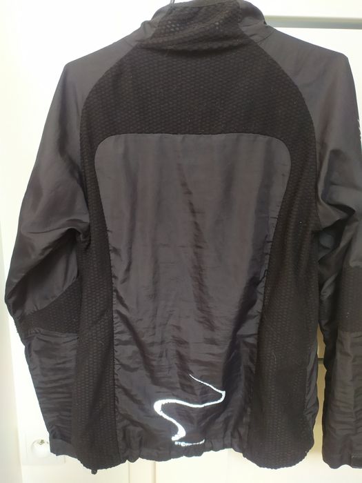 Kurtka do biegania czarna z odblaskami