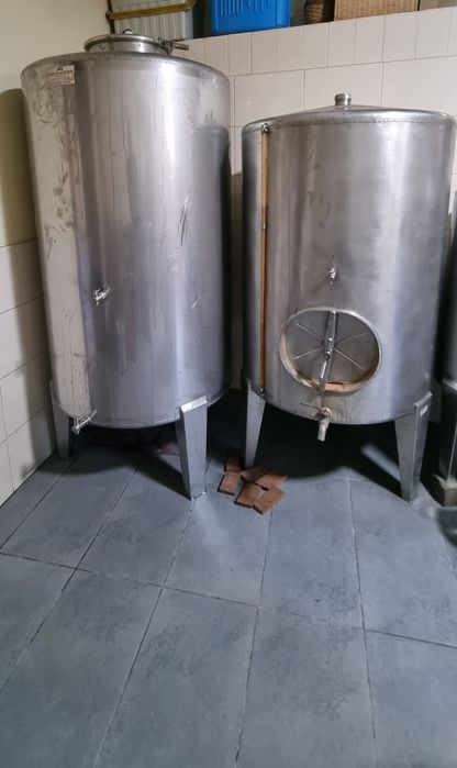 Cubas,uma de 750 litros e outra 550 litos ,400 euros  e 300 euros