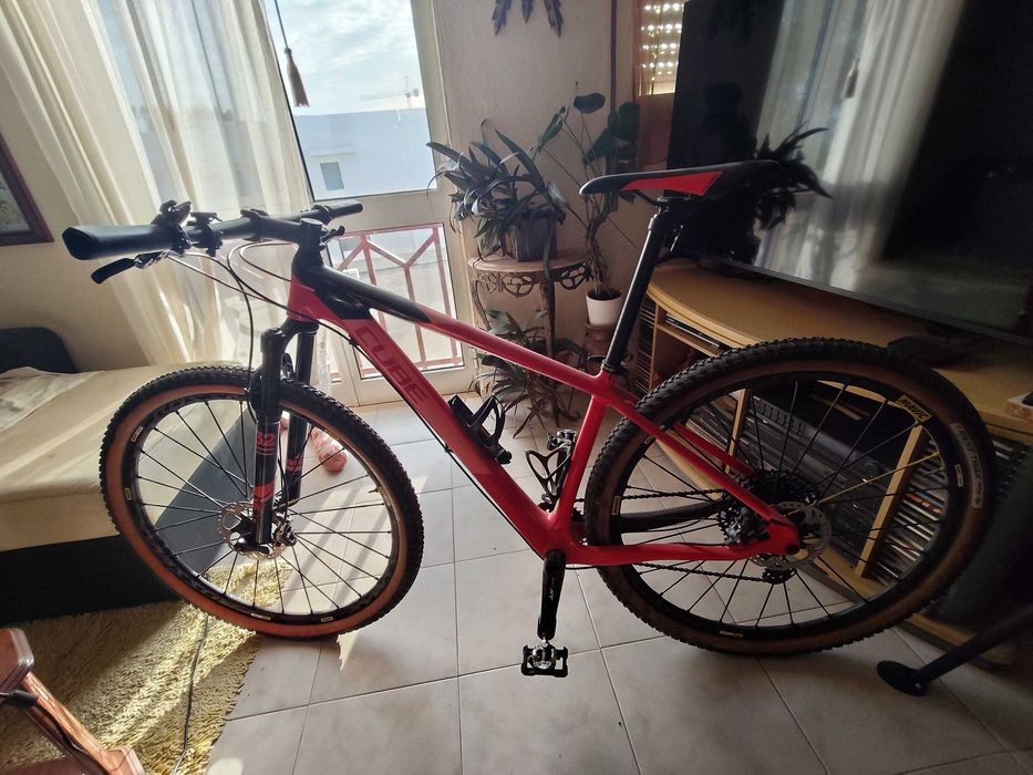 Bicicleta CUBE 29 CARBONO