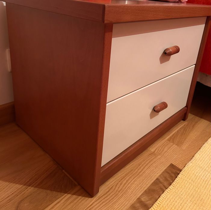 Cama corpo e meio, colchão e mesa de cabeceira