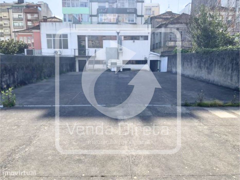 Duas Lojas Interligadas com 318 m² + 527 m² de Logradouro na Rua de...