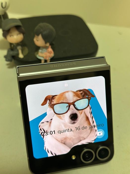 SAMSUNG Z FLIP6 
Capacidade :256G /
COR: PRATA   , 
4 MESES DE USO ,