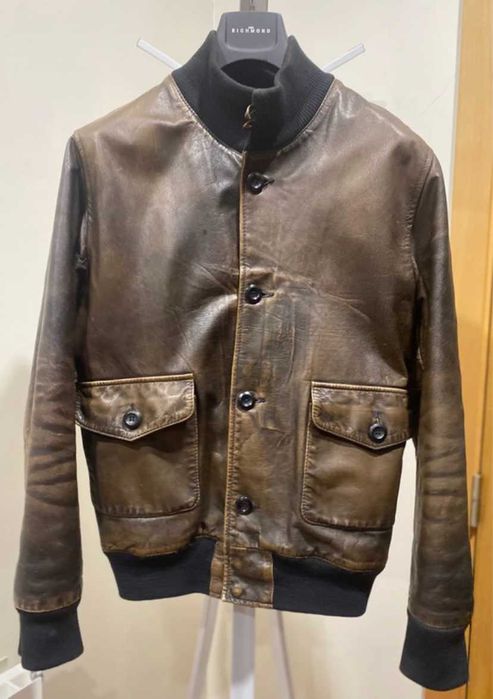 Blusão estilo motard em couro castanho espesso