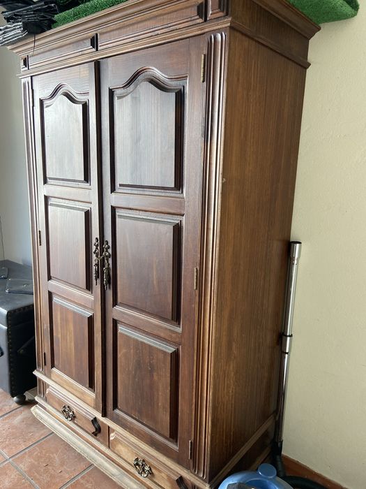 Armário roupeiro em madeira maciça