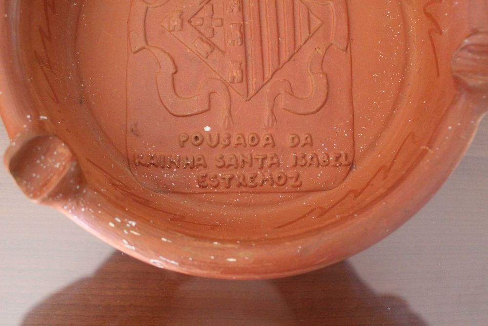 Cinzeiro de barro com o brasão da Pousada Rainha Santa Isabel