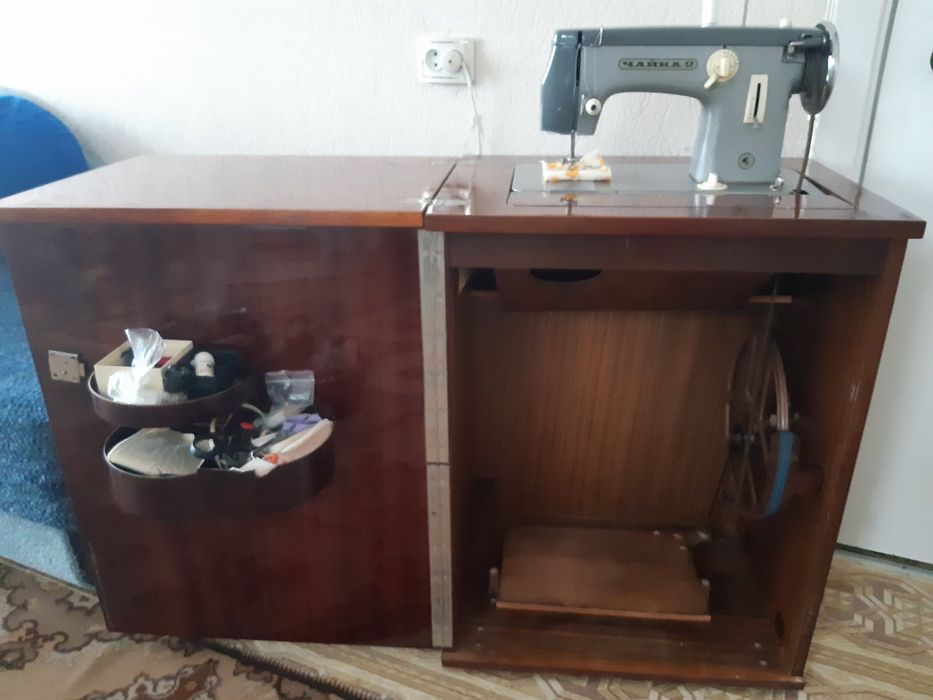 Швейна машинка Чайка-2 з тумбою