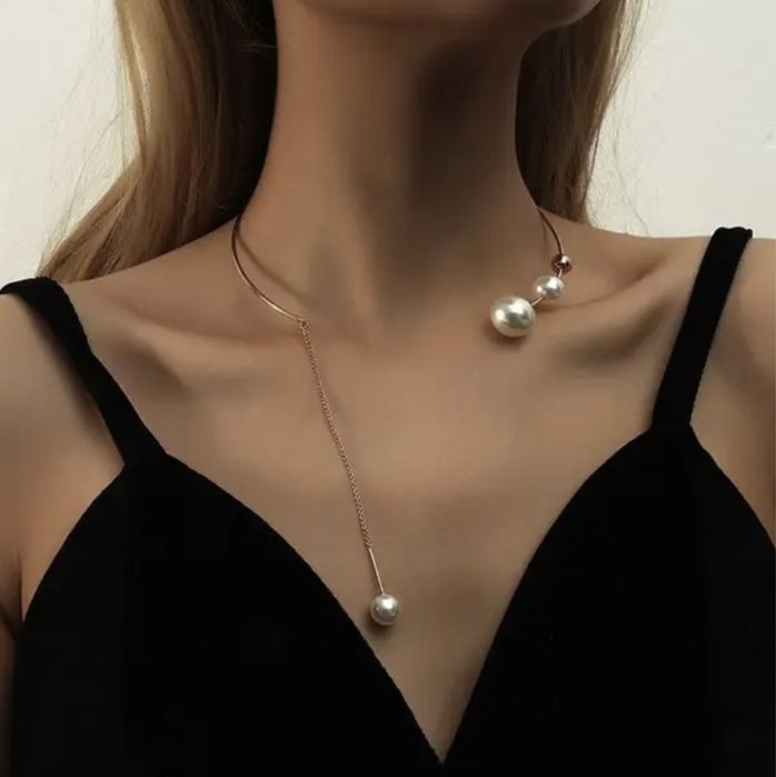 Элегантное открытое колье с жемчугом на шею в золотом цвете