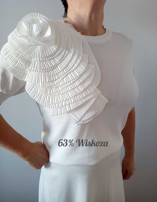 Nowa bluzka  biała top sweterek z dzianiny z rozetą kwiatem 3d