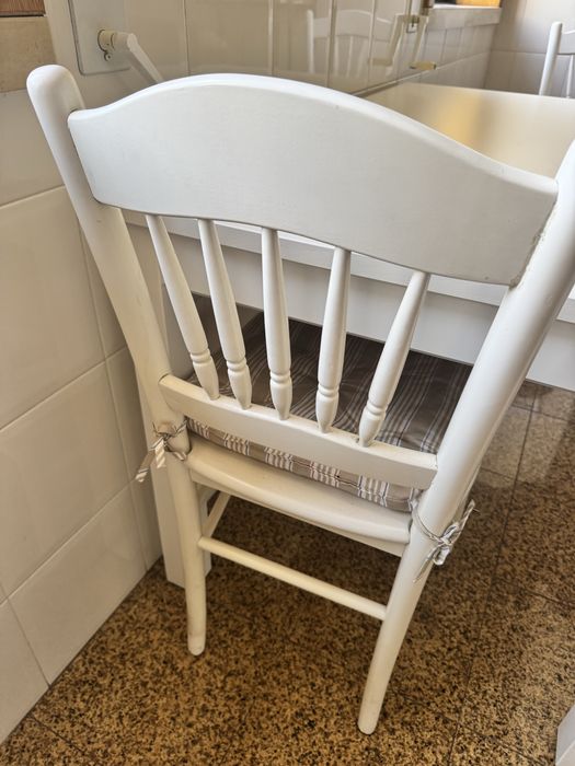 Conjunto de mesa de jantar extensível do IKEA e 4 cadeiras.