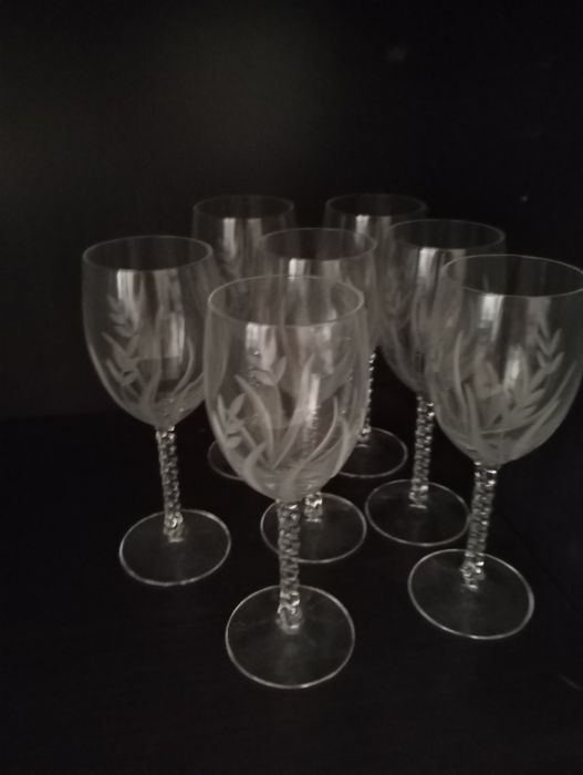 Cálices de vidro com relevos