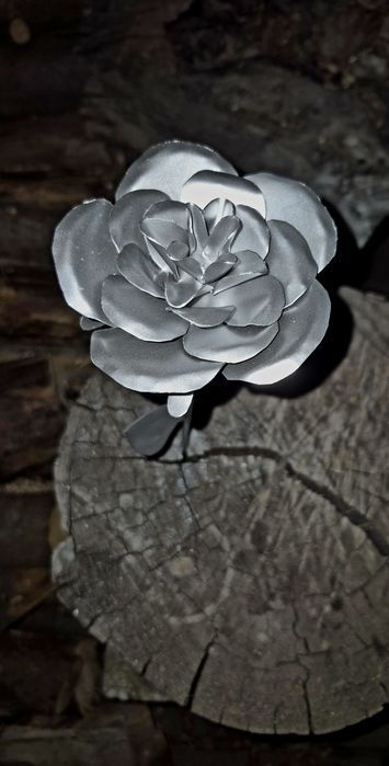 Róża ze stali nierdzewnej