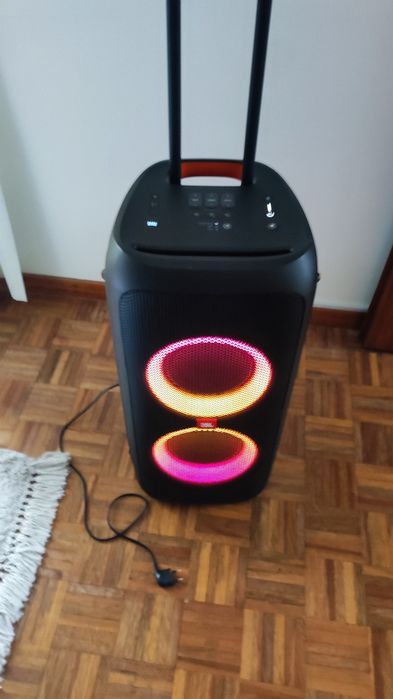 Esta é uma caixa de som JBL PartyBox, possivelmente o modelo 310