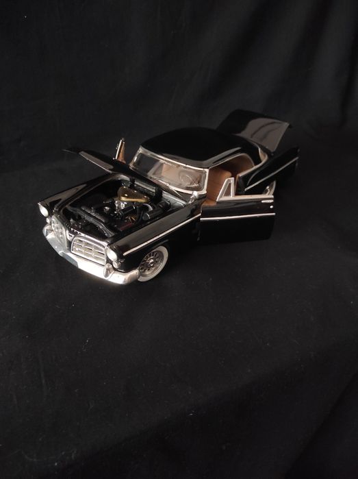 Miniatura escala 1:18 Chrysler 300 B