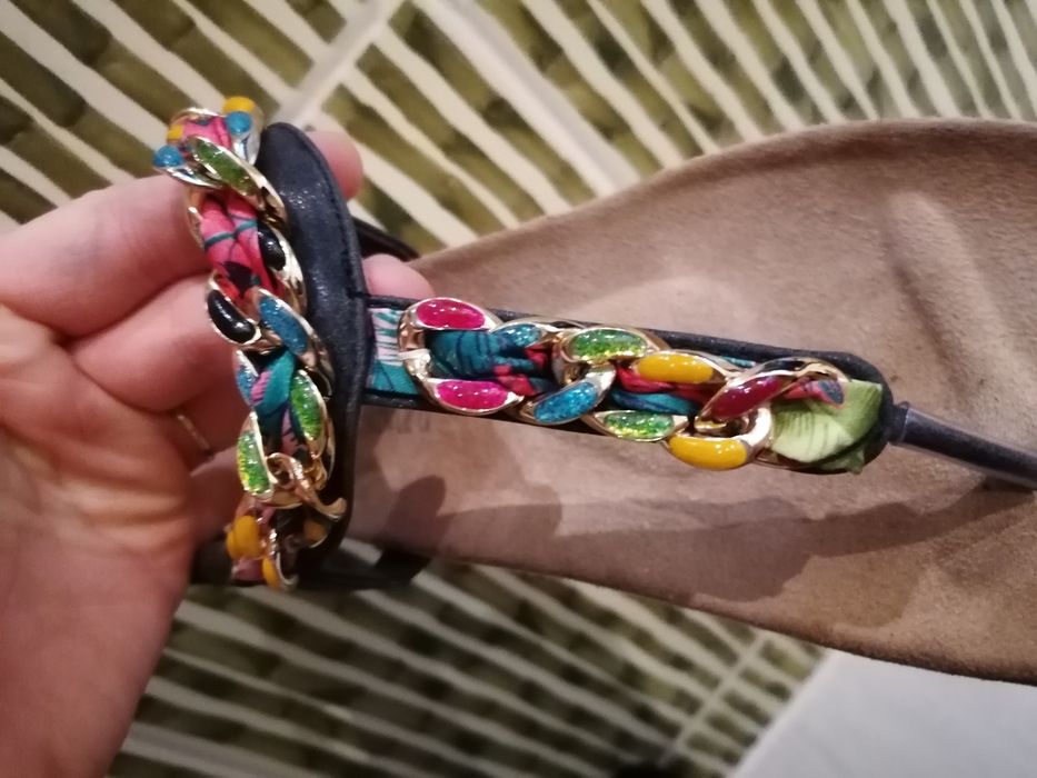 Klapki japonki z ozdobnymi łańcuchami