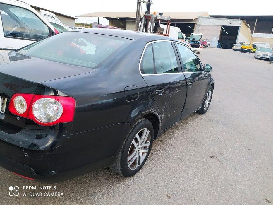 Guarda-Lamas Frente Direito Volkswagen Jetta
