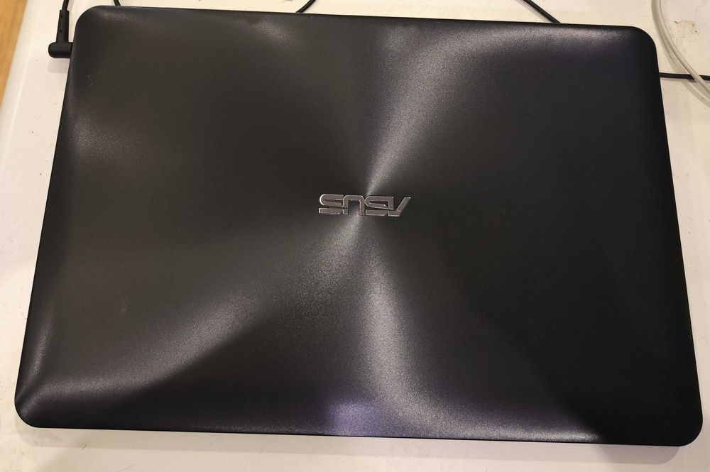 Tani, solidny, laptop Asus R556L z SSD Intel, Geforce