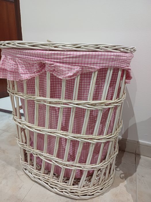 Cesto de roupa branco