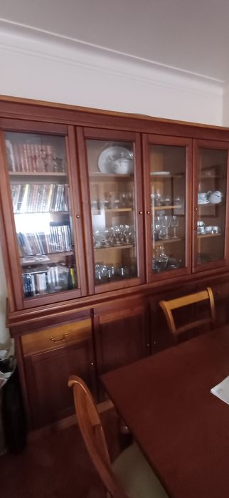 2 Móveis: 1 louceiro com cristaleira e 1 móvel de portas e gavetas em mogno maciço