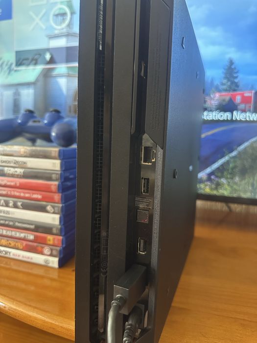 Ps4 pro 1T com comando