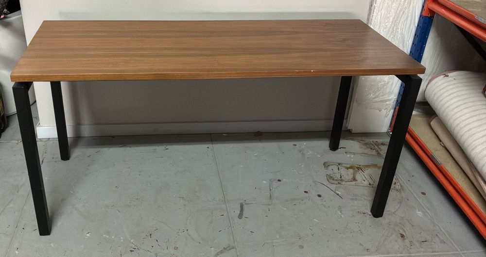 Mesa Secretaria Nogueira + Pernas Metal Preto — Escritorio