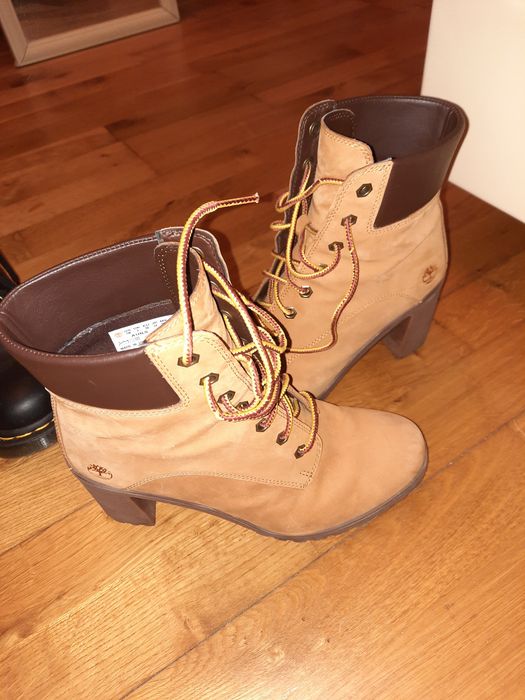 3 pares de calçado (Timberland, Dr Martens, Adidas)